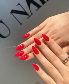 Tendência de Cores de Esmaltes para o Verão 2025: Descubra os Tons Que Vão Bombar nas Unhas! 21 Bright Red Almond Nails, Basic Red Nails, Natrual Nails, Red Liquid, Gel Acrylic Nails, Simple Gel Nails