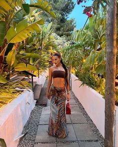 Night Vacation Outfits, Tulum Mexico Aesthetic Outfit, Honduras Outfit Ideas, Holiday Ig Pics, Island Outfits Black Women, Tropical Vacation Outfit Inspiration, Cancun Mexico Aesthetic Outfits, Brown Beach Outfit, Island Aesthetic Outfit