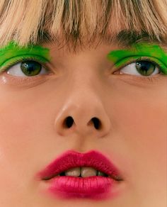 Green Inspo, Pop Makeup, Dance Makeup, Bright Makeup, Graphic Makeup, Green Queen, Make Up Inspo, No Eyeliner Makeup, Editorial Makeup