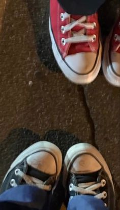 Matching Converse, Selena Gomez Lips, Converse Aesthetic, Skateboard Aesthetic, Shoes Wallpaper, Red Converse, Cute Matching, Insta Profile Pic, Illustration Fashion Design