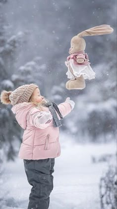 Winter Kids Photoshoot, Cottage Winter, Toddler Poses, Cabin Winter, Winter Cottage, Cute Cottage, Winter Photoshoot, Toddler Winter