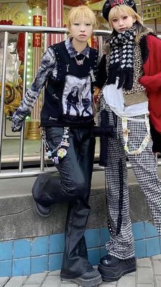 Colorful Harajuku Fashion, Visual Kei Aesthetic Outfit, Visual Kei Style Street Fashion, Wierd Outfits, Goth Street Fashion, Visual Kei Outfit Ideas, Harajuku Fashion Goth, Japanese Punk Fashion, Vkei Outfits