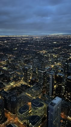 toronto cn tower vue de nuit city at night vision board destination voyage printemps challenge vue aesthetic panoramic photography idée photo destination canada Toronto Aesthetic Winter, Life In Canada, Downtown Toronto Aesthetic, Canada Wallpaper, Canada Life, Canada Aesthetic, America Aesthetic