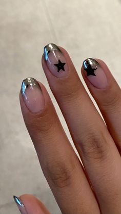 Short Nails Stars Design, Silver Pattern Nails, Black Chrome Star Nails, Black And Chrome Star Nails, Nails With Stars Acrylic, Silver Nails With Black Stars, Chrome French Tip Nails With Stars, Short Gel Nails Stars, Black Nails With Silver Chrome