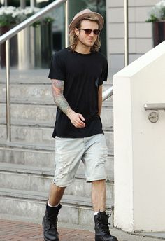 #DougiePoynter Boots And Shorts Outfit Men, Boots And Shorts Outfit, Shorts Outfit Men, Boots And Shorts, Dougie Poynter, Rock Style Men, Bohemian Style Men, Maternity Clothes Fashionable, Boho Rock