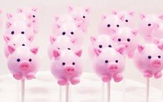 there are many pink pigs on sticks in the shape of toothpicks with black eyes