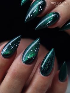 Green cateye nailart Christmas Cat Eye Nail Art, Christmas Cateye Nail, Green Cats Eye Nails, Green Cat Eye Acrylic Nails, Cateye Green Nails, Green Witch Nails, Dark Green Cat Eye Nails, Black And Green Cat Eye Nails, Fall Cateye Nails