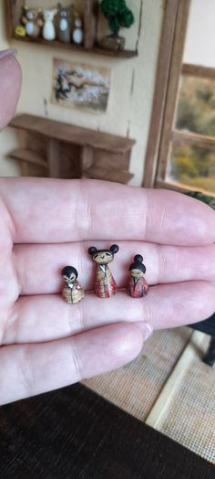 3 miniature kokeshi dolls for a dollhouse 1,6cm, 1,4cm, 1,1cm this is not a toy collectible item Japanese Doll House, Japanese Miniature, Tiny Treasures Doll, Japanese Toys Traditional, Japan Barbie Doll, Doll Japan, Barbie Toys, Kokeshi Dolls, Tiny Treasures