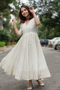 Onam Simple Outfit, Short Kurta Ideas For Women, White Cotton Gown Indian, Onam Outfits Kurta, Kasavu Dress Ideas, Traditional Frok Designs, Simple Onam Look, Onam Dress Ideas For Women Frock, White Frock Designs For Women