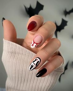 Short Round Nails Halloween, Gel Nail Designs Short Nails Halloween, Mail Almond Shape, Nail Inspired Halloween, Scream Nails Short Coffin, Scream Inspired Nails Short, Simple Halloween Nail Art Short Nails, Halloween Slasher Nails, Scream Movie Nail Art