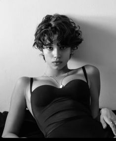 Very Short Curly Hair Women, Short Hair Photoshoot, Mathilda Gvarliani, Curly Pixie Haircuts, Curly Pixie, Foto Poses, Figure Poses, Character Designs