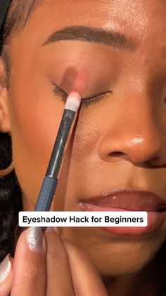 How To Put Eyeshadow On For Beginners, Simple Makeup Looks Beginner, Simple Makeup Beginners, Eye Makeup Easy Step By Step, Eye Shadow Guide, Simple Eye Shadow Tutorial, Easy Eye Makeup Tutorial For Beginners, Step By Step Eyeshadow For Beginners, Neutral Eye Makeup Step By Step