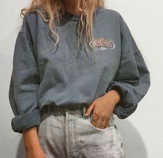 pinterest | kaylaxgrace Sweatshirt Street Style, Cooler Style, Street Sweatshirt, Look Retro, Mode Boho, Street Style Trends, Sweatshirt Outfit, Trik Fotografi, Moda Vintage