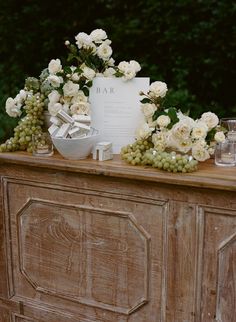 Looking for inspiration for your wedding welcome table? Check out these stunning wedding welcome table ideas for your big day! From elegant floral arrangements to personalized signage, these ideas will make your guests feel truly welcomed. Create a memorable first impression with these beautiful decor ideas for your wedding welcome table. Dinner Menu Wedding Table Settings, Villa Inspired Wedding, Chic Italian Wedding, Vintage Estate Wedding, Meditterean Wedding, Cocktail Tables Wedding, Wedding Bar Flowers, Wedding Florals Table, Wedding Bar Decorations