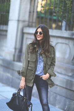 Khaki Jacket Outfit, Military Jacket Outfits, Utility Jacket Outfit, Green Jacket Outfit, Army Outfit, Cardigan Verde, Trendy Taste, Looks Jeans, Military Jacket Green