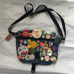 Badges Aesthetic, 2000s Backpack, Accessory Inspo, Backpack Pins, Bag Pins, Diy Pins, Street Fashion Men Streetwear