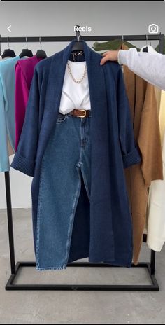 Practical Fall Outfits, European Countryside Outfit, Day Out Shopping Outfit, School Worker Outfits, Blue Sweater Work Outfit, Travel Fall Outfit, Catering Outfit Women, Cold Weather Summer Outfits, Trend Fall Winter 2024 Outfits