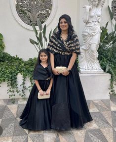 Long Frocks Kids, Family Matching Outfits Indian, Twinning Outfits, Mom Daughter Matching Dresses, Engagement Event, Family Dress, Long Blouse Designs, Mom Daughter Outfits, Baby Birthday Dress