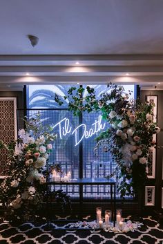 (21) fianceebodas (@FianceeBodas) / Twitter Neon Backdrop, Doltone House, Wedding Neon Light, Greenery Backdrop, Candle Arrangements, Floral Installation, Light Backdrop, Neon Decor, Dark Wedding