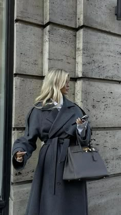 Grey Coat Outfit, Mantel Outfit, Long Grey Coat, Scandinavian Fashion, Coat Outfit, Grey Coat, Outfits Winter, Coat Outfits, Mode Inspo