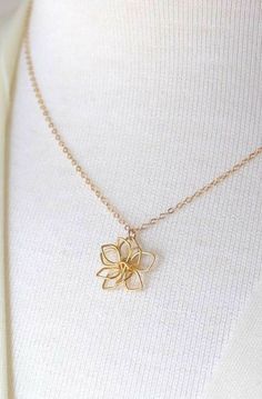 Beautiful Shops, Flower Necklace Gold, Necklace Flower, Dope Jewelry, Classy Jewelry, Fancy Jewellery, Fancy Jewelry, Gold Flower, Fantasy Jewelry