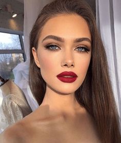 Classic Makeup With Red Lipstick, Lipstick To Go With Green Dress, Prom Makeup For Green Eyes Red Dress, Makeup For Valentines Day Simple, Classic Makeup Looks Red Lips, Red Dress Makeup Ideas, Red Dress Red Lipstick, Classic Red Lip Makeup