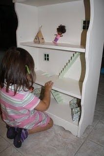 Old bookshelf --> new dollhouse.  could be super cute with lots of upgrades.  furniture from hobby lobby- Upcycle Bookshelf, Wooden Barbie House, Barbie House Ideas, Little Bookshelf, Old Bookshelf, Monster High Crafts, Diy Doll Furniture, Barbie Doll Houses, Maileg Doll House