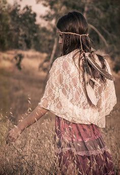 Boho chic ivory lace shrug bolero. Loop Shawl with 4 wearing options shawl, shrug, crisscross and infinity scarf. Ivory lace in loop shape, choose your size- One size (fits US 6-12, EU 36-42) Plus size (fits US 14-20, EU 44-50) Watch the movie clip on YouTube for demonstration- http://www.youtube.com/watch?v=w3nTefDuqGs Outfits With Scarfs, Lace Shrug, Bridal Shrug, Wedding Shrug, Bridal Cover Up, Lace Bolero, Shrugs And Boleros, Boho Scarfs, Infinity Scarves