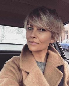 Idées coiffure 40 ans : voici les coupes à adopter pour qu'on vous donne 10 ans de moins ! Choppy Bob Hairstyles, Penteado Cabelo Curto, Short Hairstyle, Trending Hairstyles, Short Bob Hairstyles, Pixie Hairstyles, Short Hair Cuts For Women, Pixie Haircut, Hair Dos