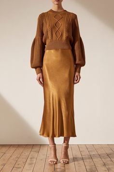 Brown And Gold Outfit, Dark Autumn Outfits, Midi Skirt Satin, New Years Eve Party Outfits, Gold Outfits, Slip Dress Outfit, Modest Looks, Skirt Satin, Minimalist Clothing