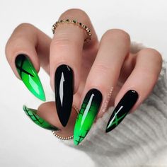 Cute clawz ✨ Demi's nails 🇳🇱 on Instagram: “💚✖️ Poisonous ✖️💚 Hi everyone! If you follow my other account, these nails might look familiar to you 👀 I really love this black & green…” Neon Green And Black Nail Designs, Neon Goth Nails, Green And Black Halloween Nails, Black And Green Nails Designs, Nails Black And Green, Black And Neon Green Nails, Poison Nails, Winter Nails Matte