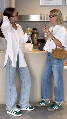 White Shirt Outfit And Jeans, June Fashion Outfits, Street Style Dinner Outfit, Vouri Outfit, Light Wash Cropped Jeans Outfit, Casual Outfit For Shopping, Relaxed Weekend Outfit, Casual Spring Outfits Women 2024, High Rise Tapered Jeans Outfit