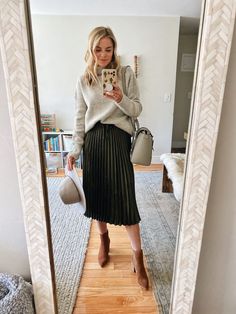 Black Pleated Skirt Outfit, Fii Puternic, Pleated Midi Skirt Outfit, Skirt Outfit Fall, Black Pleated Midi Skirt, Pleated Skirt Outfit