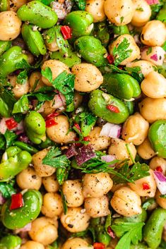 green beans and red peppers are mixed together in a salad with onions, broccoli, and parsley