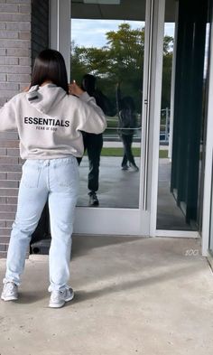 Essentials hoodie Outfit Ideas With Essentials Hoodie, Cute Essentials Hoodie Outfit, Essentials Hoodie Outfit Grey, Essentials Hoodie Outfit Ideas, How To Style Essentials Hoodie, Chill Hoodie Outfit, Dark Oatmeal Essentials Hoodie Outfit, Hoodie School Outfits, Outfits With Essentials Hoodie