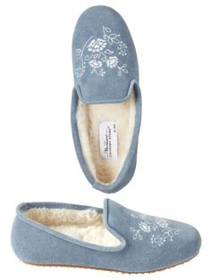 Elegant Slippers For Women, Womens House Slippers, Princess Slippers, Vintage Slippers, Characters Costumes, Hamptons Outfit, Secondary Characters, Elegant Slippers, Vintage Pajamas