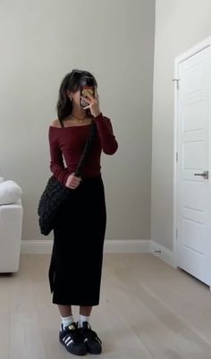 Cozy Long Skirt Outfits, Casual Maxi Skirt Outfit Winter, Casual Long Black Skirt Outfits, Long Black Skirt Outfits For Winter, Long Black Skirt Autumn Outfit, Cute Outfits With Long Black Skirt, Fashion Outfits Skirts Long, School Long Skirt Outfits, Outfits With A Long Black Skirt