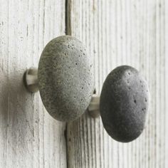 an instagram page with two balls on the door knobs and one is in spanish