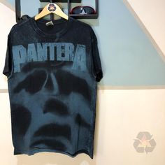 🚨 Vor dem Kauf bitte die Größe abgleichen und alle Beschreibung lesen. 🚨 Artikel : Vintage Rare Pantera Far Darüber hinaus Getrieben Album 2012 T-Shirt Größe : L - Alle Maße werden mit der Wohnung auf dem Boden genommen Anhänger : FOTL Materialien: 100% Baumwolle Geeignet für: Unisex Farbe : (Mix) - Sicher Zustand: Gebraucht, sehr gut erhalten (keine Löcher, keine Risse) - Ein Artikel, der zuvor verwendet oder getragen wurde. Herstellungsart : El Savador manuelle Messung: Brustumfang : 55 cm G Pantera Far Beyond Driven, Far Beyond Driven, Favorite Outfit, Sleeve Length, Art Collection, Bathing Beauties, Tops & Tees