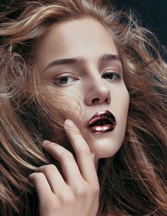 metallic lips Editorial Make-up, Maybelline Concealer, Metallic Lips, Fall Makeup Looks, Beauty Inspo, Makeup Tips For Beginners, Make Up Looks