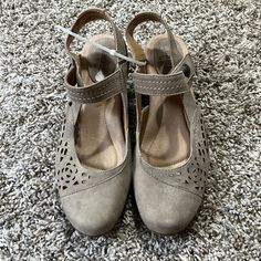 These Beautiful Earth Shoes Feature A Small 2 Inch Heel And Leather, Cut Out Extra Padding On The Insole And Easy On Off Velcro Size 10 B Kalso Earth Shoes Vintage, Casual Gray Heels, Gray Closed Toe Casual Heels, Earth Shoes, 2 Inch Heels, Velcro Straps, Mule Clogs, Mules Shoes, On Off