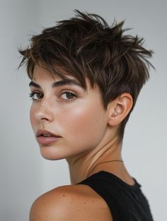 Best Short Haircuts for Oval Faces: Modern Styles for a Chic Look Hair Cut Styles For Women, Short Haircuts For Oval Faces, Haircuts For Oval Faces, Short Spiky Haircuts, Short Red Hair, Chic Short Hair, Oval Face Haircuts, Short Sassy Hair, Short Hair Trends