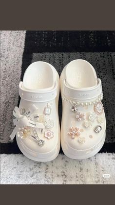 Crocs Aesthetic, Crocs Fashion, Preppy Shoes, Cute Shoes Heels, Bling Shoes, Girly Shoes, Aesthetic Shoes, Croc Charms, Swag Shoes