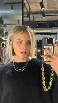 🔉Sound on for explanation! 🔉 HOW I STYLE MY BOB I’m a few days into having a short bob and loving how low maintenance it is, so here are… | Instagram Polly Sayer, Bronde Bob, Hair Chop, Kort Bob, Blonde Bob Haircut, Short Blonde Bobs, Haircuts Ideas, Blonde Bob Hairstyles