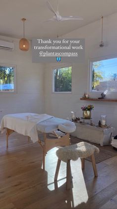 Massage Table Set Up Ideas, Massage Table Decor, Holistic Esthetician Room, Massage Salon Design, Small Massage Room Ideas, Home Massage Room, Decor Bedroom Aesthetic, Massage Room Design, Massage Room Decor