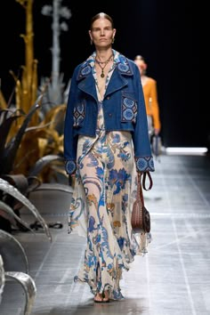 Etro Spring 2025 Ready-to-Wear https://www.vogue.com/fashion-shows/spring-2025-ready-to-wear/etro/slideshow/collection#16 Printed Fashion Runway, Ready To Wear 2025 Summer, Long Sleeve Flowy Maxi Dress, Pants Types, Jeans Patchwork, 2025 Fashion Trends, 2025 Trends, Trends 2025