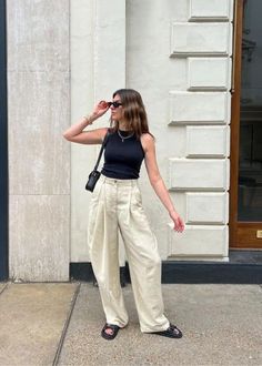 How To Wear Linen Pants, How To Style Linen Pants, Linen Pants Outfit Summer, Beige Pants Outfit, Linen Summer Outfits, Loose Pants Outfit