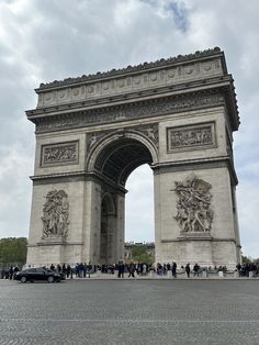 people are standing in front of the arc triumph