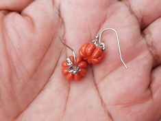 Get your Thanksgiving, Halloween and Autumn earrings early! Dainty and cute earrings in the shape of bright orange pumpkins. Bright orange enamel has been applied on a brass core.  HYPOALLERGENIC EAR WIRES: surgical steel or titanium.  MATERIALS: tarnish free, lightweight, durable, safe.  MATERIAL & JEWELRY CARE QUESTIONS: Geologist here! I have a deeper understanding of most materials used in jewelry. Please send me ANY questions on materials or jewelry care that you have. RETURNS ARE NOT accep Handmade Graduation Gifts, Thanksgiving Jewelry, Earring Christmas, Autumn Earrings, Earrings For Sensitive Ears, Mother Of Pearl Jewelry, Titanium Earrings, Pumpkin Earrings, Food Jewelry