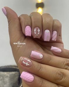 Winter Nail 2023, Pink Christmas Nail, Christmas Nails Winter, Nails 2023 Trends, Nail 2023, Classy Minimalist, Christmas Nail Ideas, Nails Trends